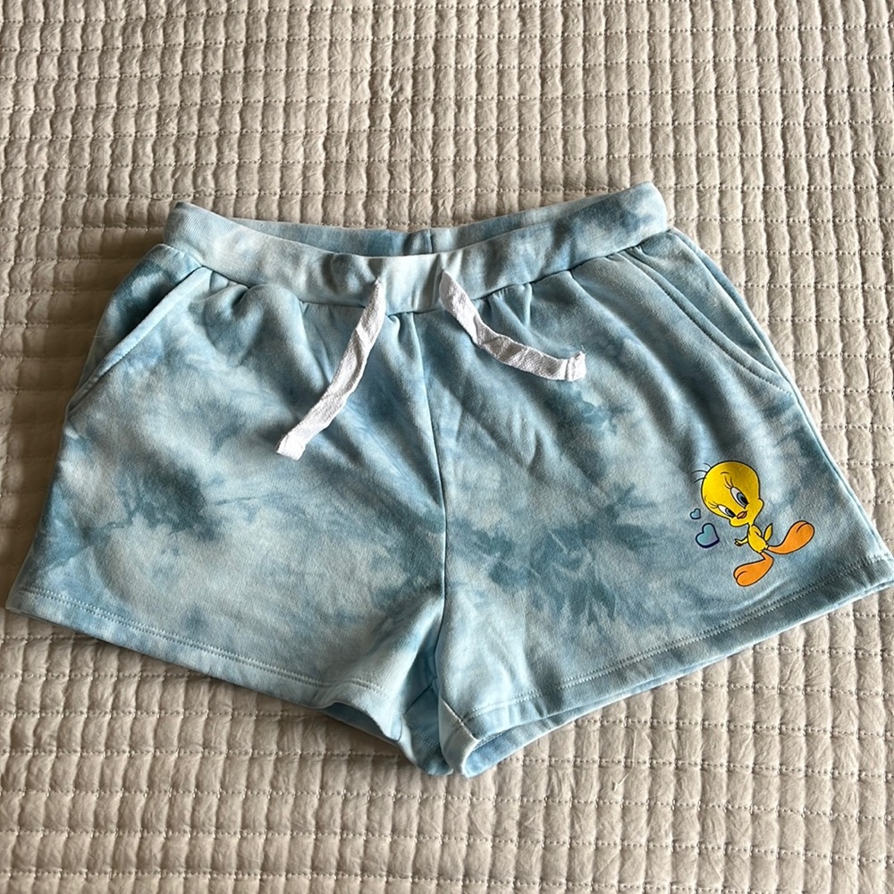 NWOT Tweety Bird sweatpant shorts tie dye variations of blue, size M, never worn